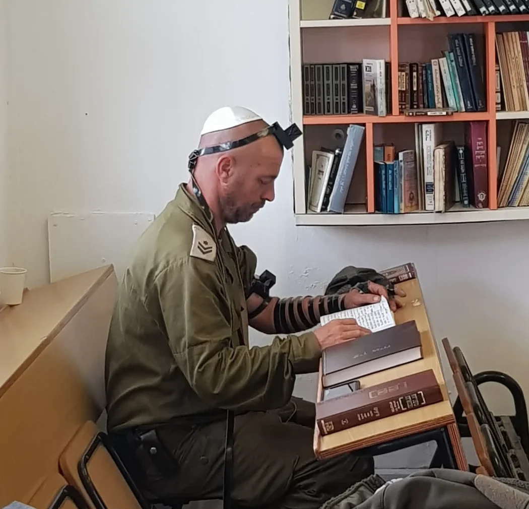 יהודי מניח תפילין - זכות המצווה