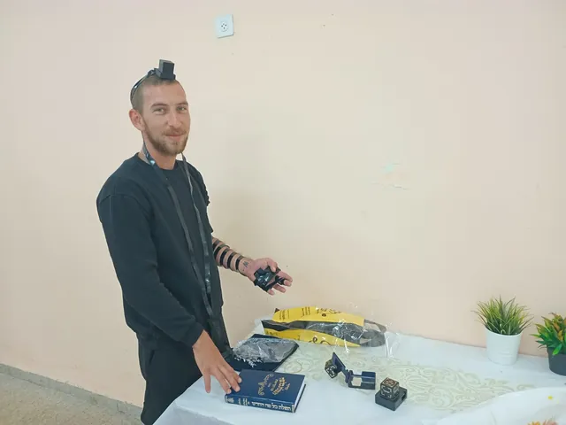 רגעים ממיזם קשר של תפילין