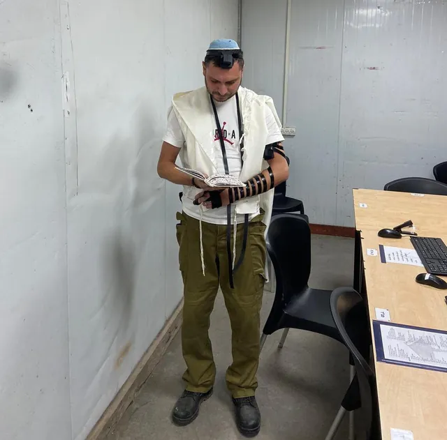 רגעים ממיזם קשר של תפילין
