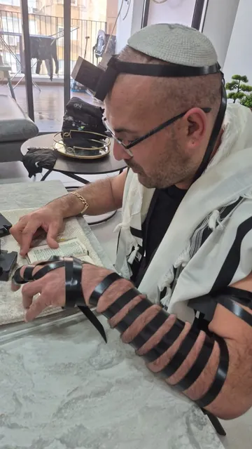 רגעים ממיזם קשר של תפילין