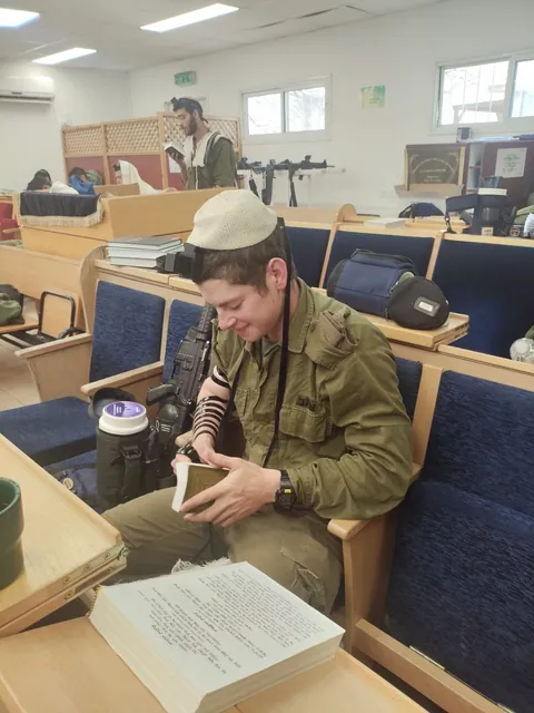 רגעים ממיזם קשר של תפילין