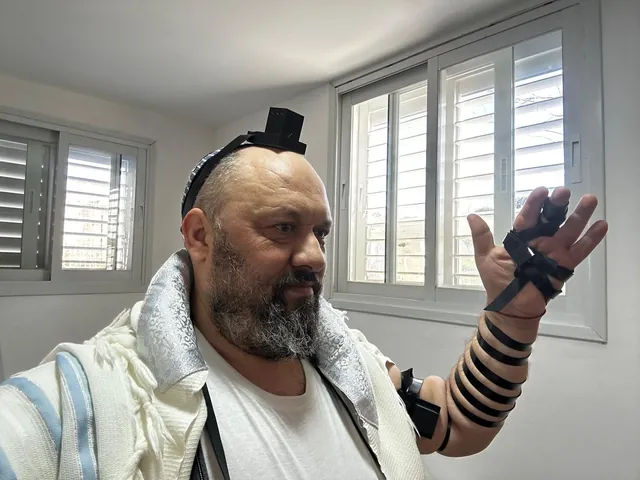 רגעים ממיזם קשר של תפילין